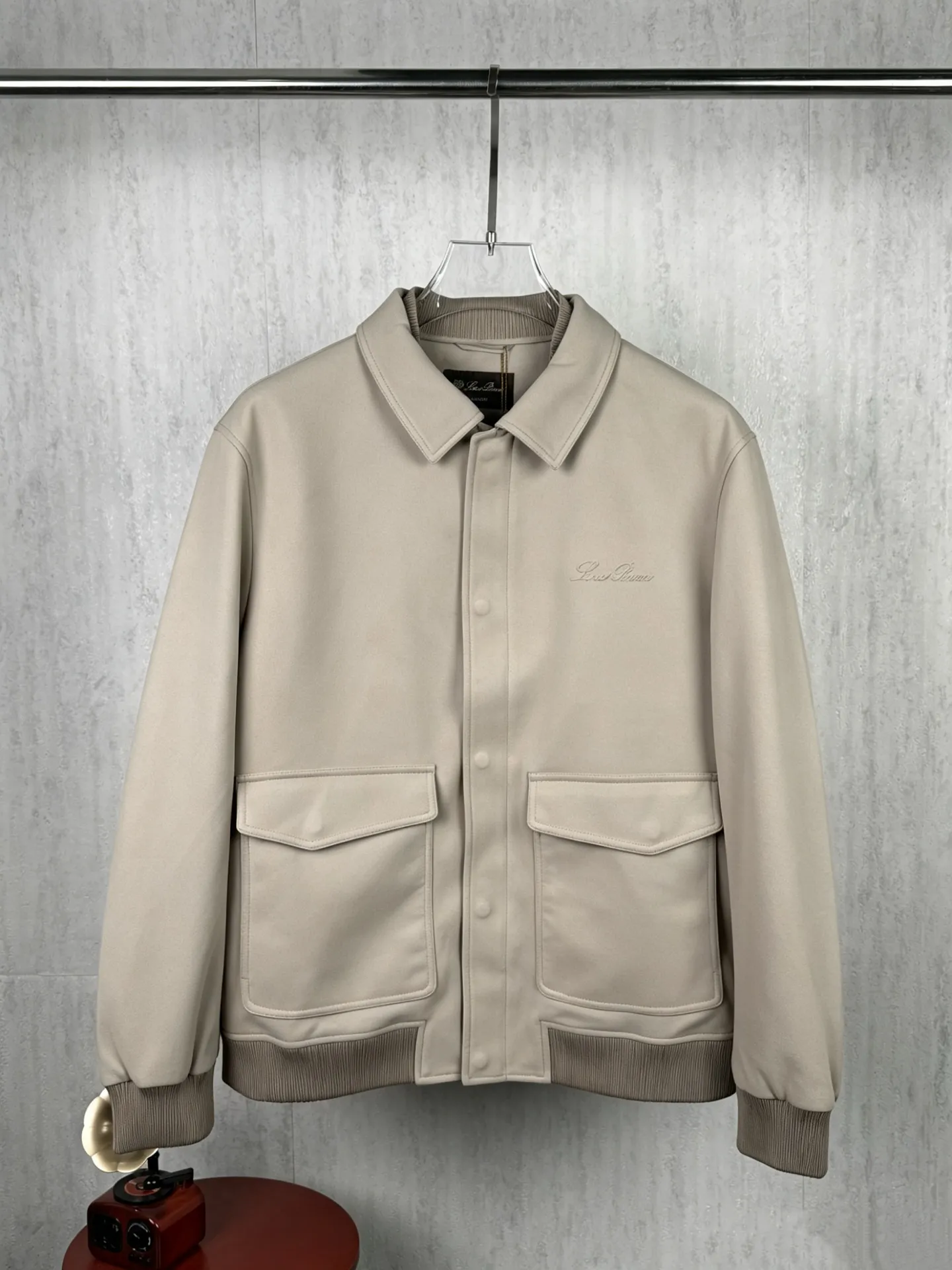 ! (Special version shipped next day) ❗️❗️❗️ LP LORO PIANA #6090 lapel flocked work jacket The brand's exclusive ultra-fine velvety blended fabric is selected, with a fine suede matte matte texture. The fabric has been stain-resistant and pre-shrunk, and feels soft and not stiff. The high-density weave takes into account both stiff muscles and breathable properties. The dark and light color system has one coloring standard, no color difference or whitening defects. It is suitable for both spring and autumn single wear and winter inner wear, taking into account the casual and relaxed feeling and light luxury texture‼ ️ Customized metal double-headed zipper on the placket, with double-layer overlocking of the same fabric as the zipper, which can be opened and closed repeatedly without blocking the fabric; double-flap patch pockets on the chest, with built-in embossed LP shield-shaped wheat ears logo embossed on the bag flap, and the three-dimensional embossing is evenly deep and does not collapse; the cuffs are engraved with bright Lp Silver round metal buckle, buttonholes are reinforced with double-layer overlocking, and the brand's handwritten logo is finely embroidered on the hem of the cuffs. The lines are delicate and not off-line. The hidden pockets on both sides are fully closed, and the bag mouth is densely reinforced with no exposed hard seams to rub against the skin. ◽The entire body is precision overlocked and stitched throughout the entire body🔍 The shoulder seams, side seams, armholes, hems, and bag flap edges are all reinforced with double-strand stitching Lapel suede-feel work jacket, ultra-fine suede blended fabric + bag flap embossed embossing + cuff precision embroidery triple process makes the production more difficult. The cutting loss of suede fabric is much higher than that of ordinary woven fabrics. Six-color batch color control quality inspection, double routing inside and outside, and multiple inspections of hardware embroidery , if the imprint is blurred, the embroidery is skipped or the cut pieces are misplaced, the whole piece is scrapped. It is an intuitive reflection of the hard-core quality of Italian light luxury commuter jackets. Men who prefer soft matte textures and low-key simple outfits can distinguish the huge gap between ordinary work jackets at a glance. Color: Brown Apricot Black Size:48 50 52 54 56